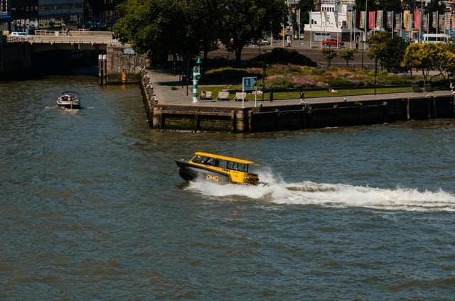 Imatge pels mitjans: Solar-Powered Water Taxi Service for Riverside Communities